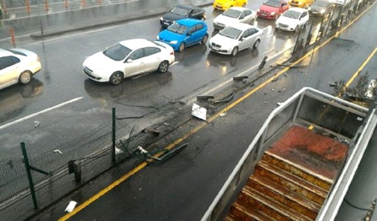 Servis Minibüsü Metrobüse Çarptı