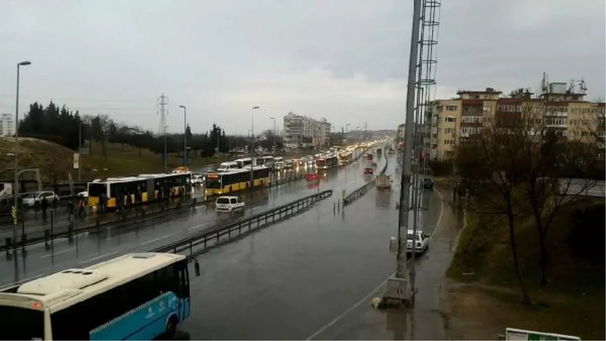 Servis Minibüsü Metrobüse Çarptı