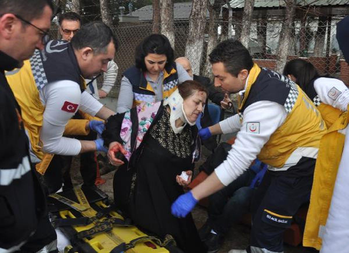 Takla Atarak Duvara Çarpan Otomobilde Can Pazarı: 4 Yaralı