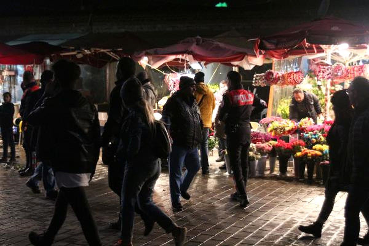 Taksimde Çiçekçi Kavgası: 2 Yaralı