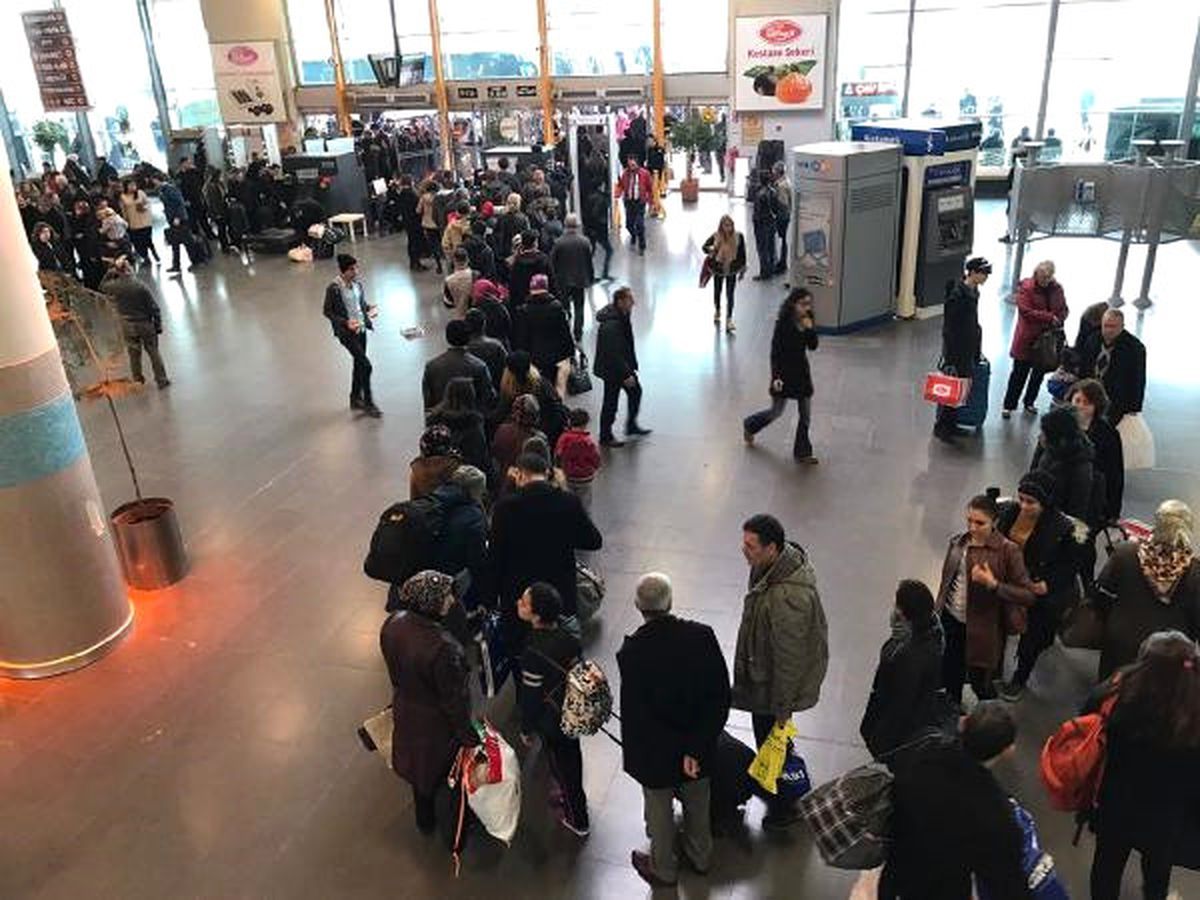 Tatil Dönüşü Otobüs Terminalinde Güvenlik Kuyruğu