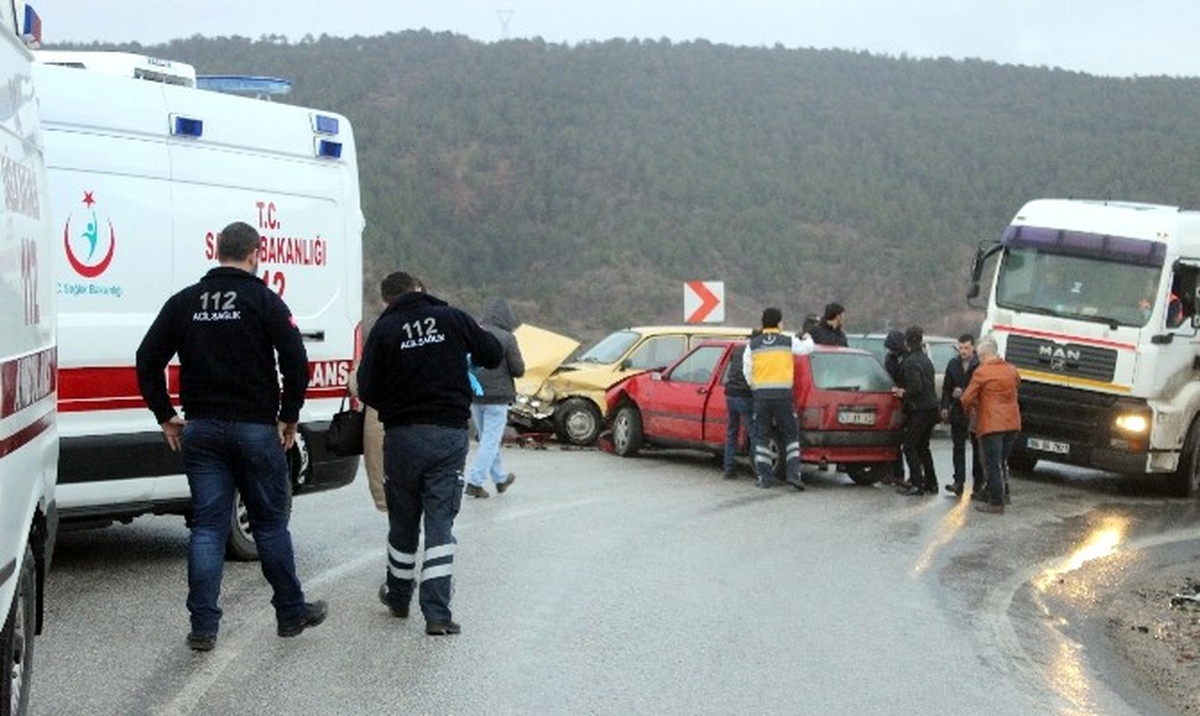 Tavşanlı-Emet Karayolu\'nda Trafik Kazası: 6 Yaralı