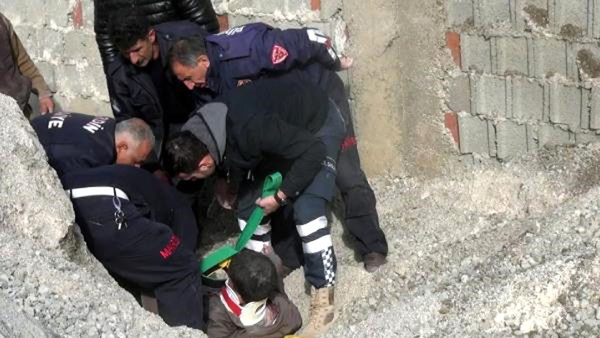 1 Saat Kum Yığını Altında Kalan Genç Canlı Kurtarıldı