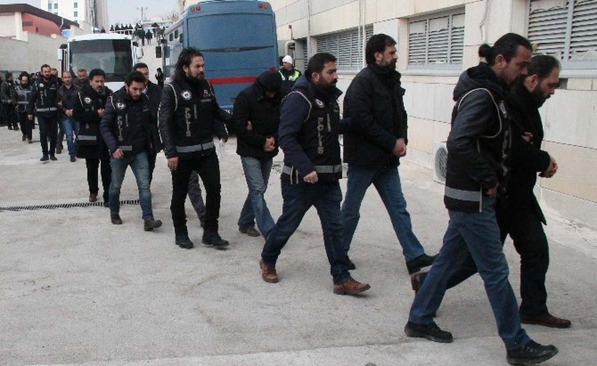 16 İldeki Fetö Operasyonunda Gözaltına Alınan 33 Polis Adliyeye Sevk Edildi