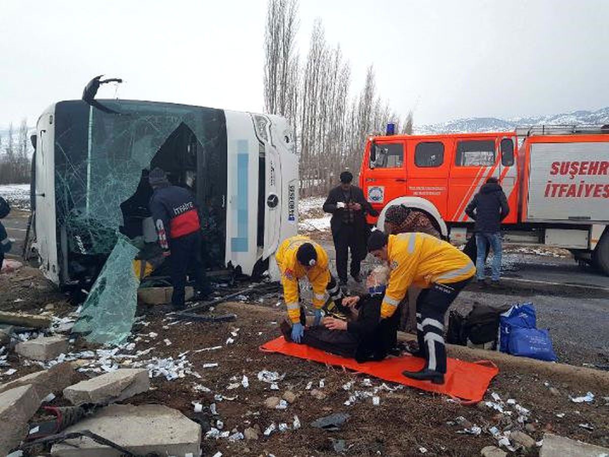 2- Sivas\'ta Yolcu Otobüsü Devrildi: 1 Ölü, 40 Yaralı