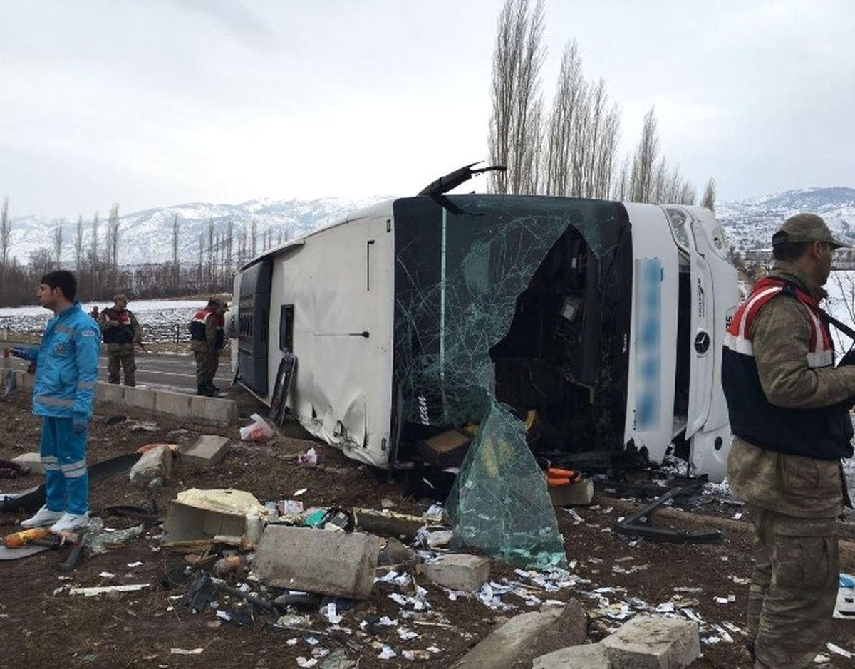 3- Sivas\'ta Yolcu Otobüsü Devrildi: 1 Ölü, 40 Yaralı