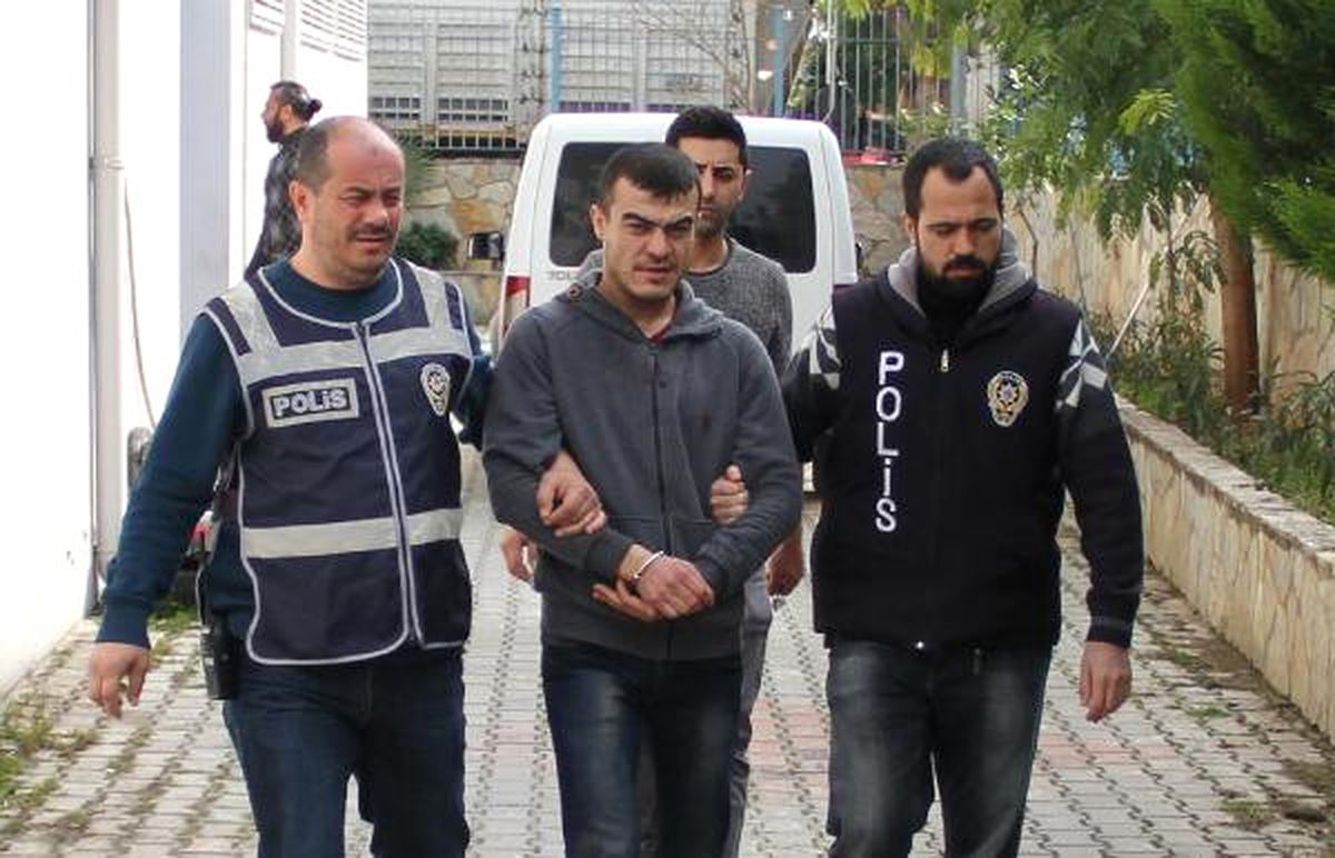 7 Suçtan Aranan Şüpheliden Gazetecilere: Zeki Müren de Bizi Görecek mi?