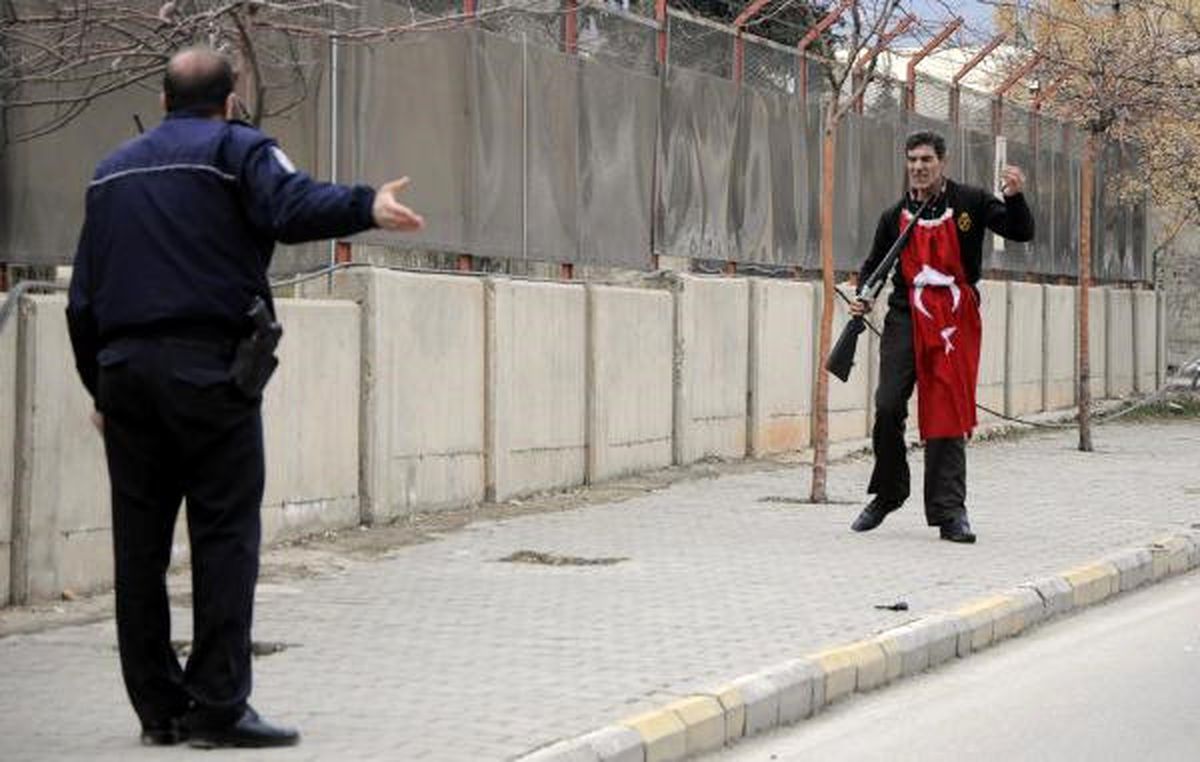Adliye Önünde Tüfekle İntihara Kalkıştı