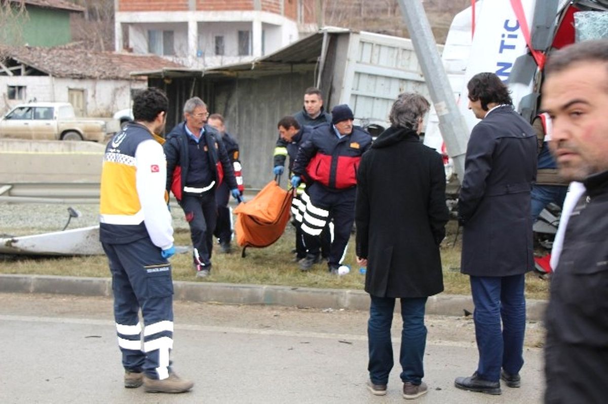 Amasya\'da Mıcır Yüklü Tır Devrildi: 1 Ölü