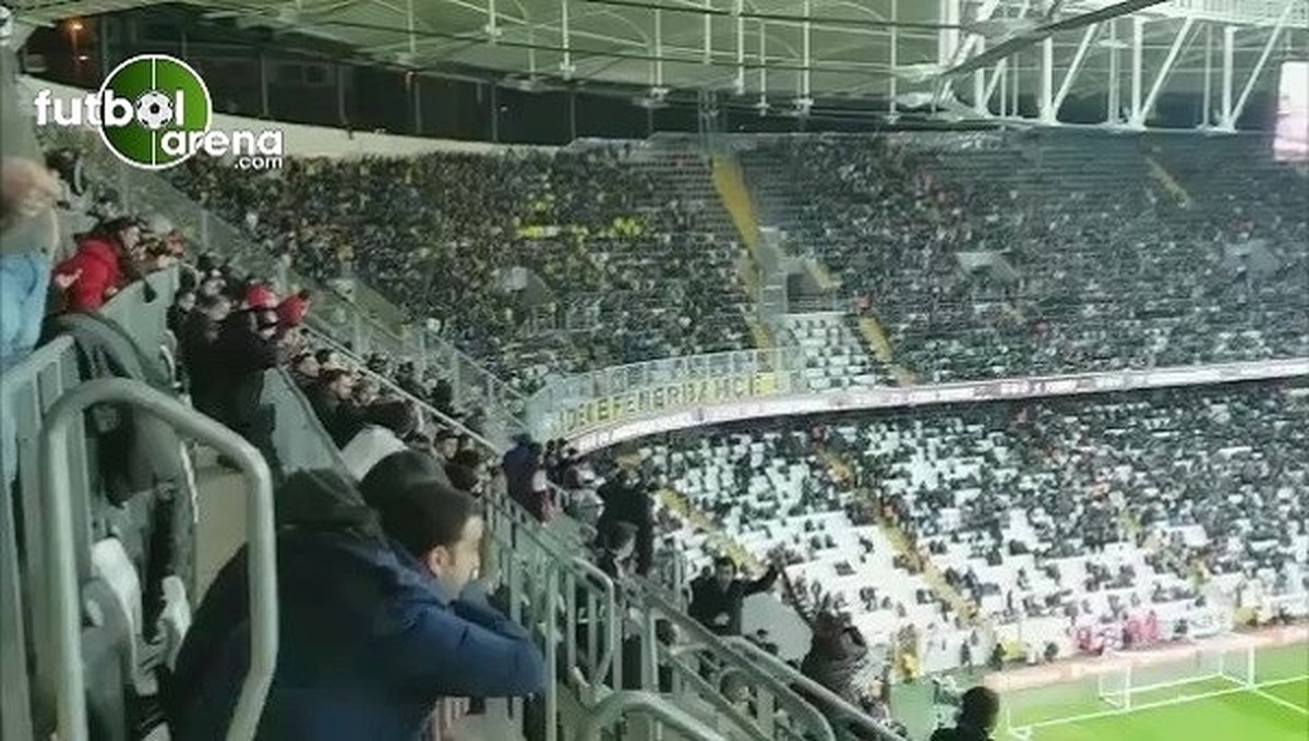 Beşiktaş Taraftarlarından Fenerbahçe\'ye İsmail Köybaşı Göndermesi