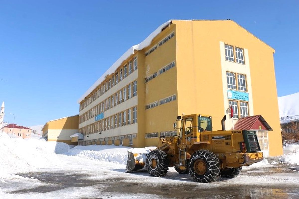 Bitlis\'te Okul Bahçeleri ve Kaldırımlar Kardan Temizleniyor