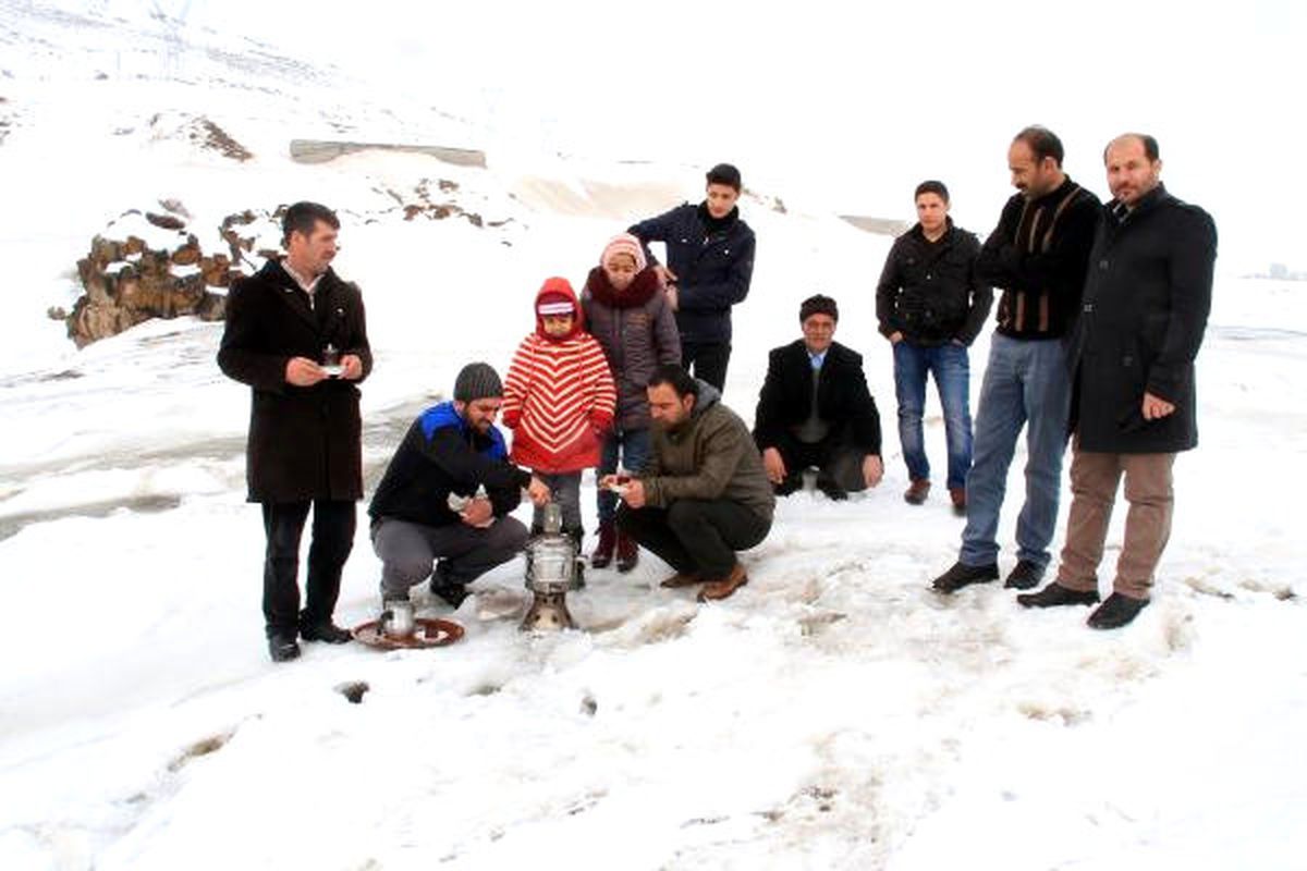 Buz Tutan Balık Bendinde, Çay İçip, Kayak Yaptılar
