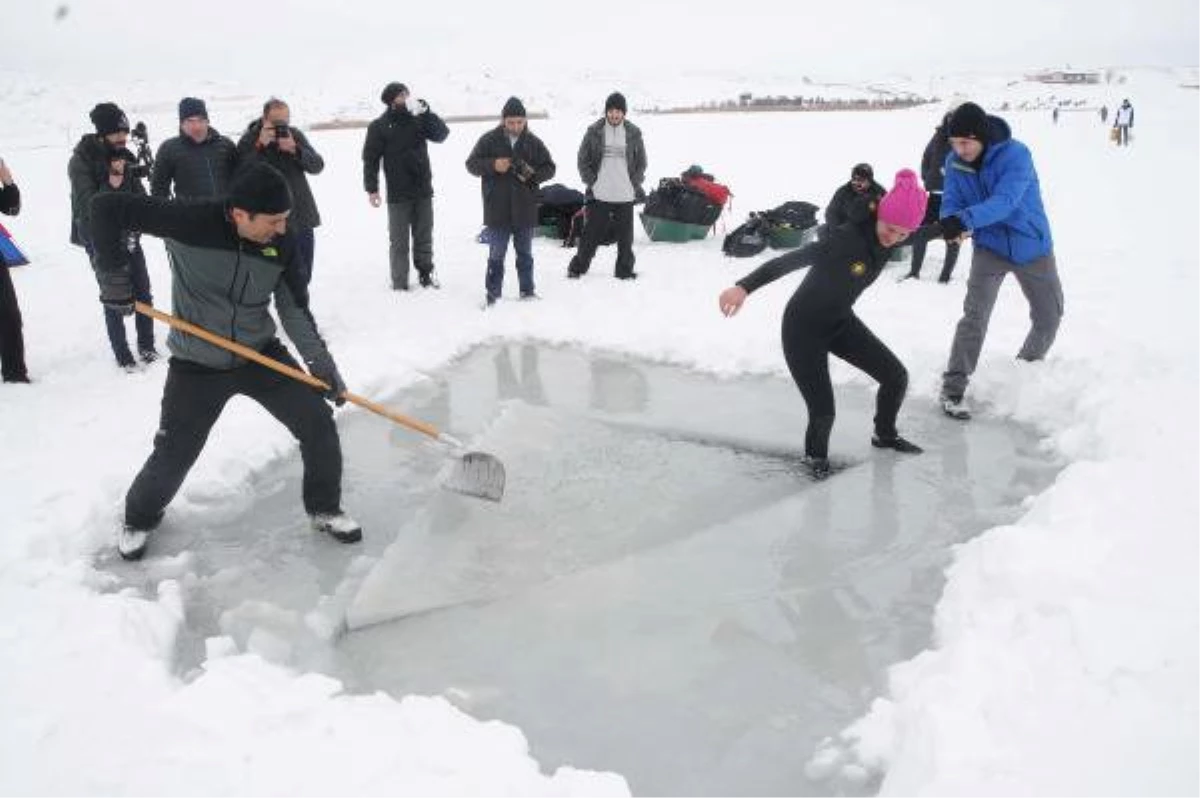 Buzla Kaplı Göle Daldılar