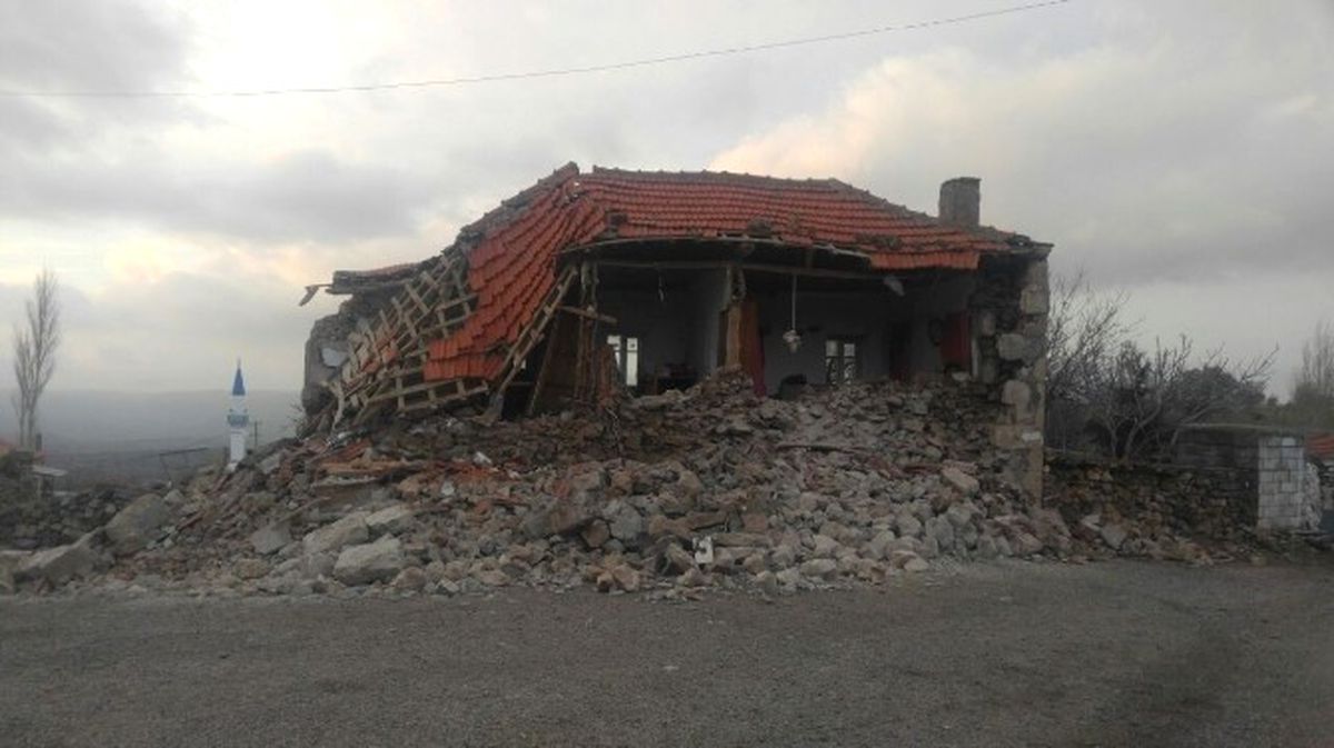 Çanakkale\'deki Deprem Bayırköy\'de Büyük Hasara Yol Açtı