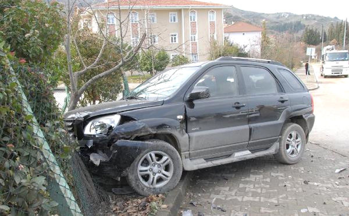 Cip ile Otomobil Çarpıştı: 5 Yaralı