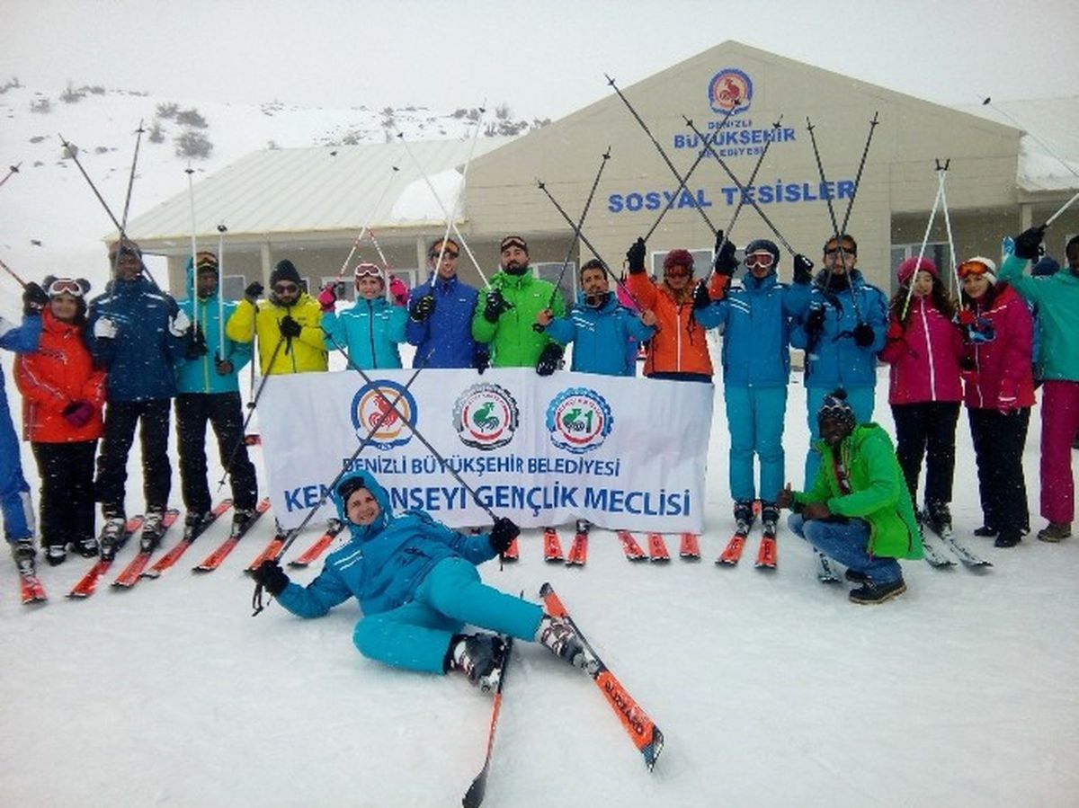 Denizli\'de Gençler Kayak Öğreniyor