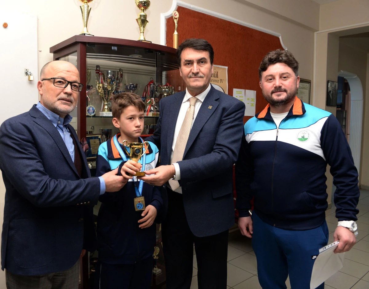 Dündar, Türkiye Şampiyonu Tenisçiyi Ödüllendirdi