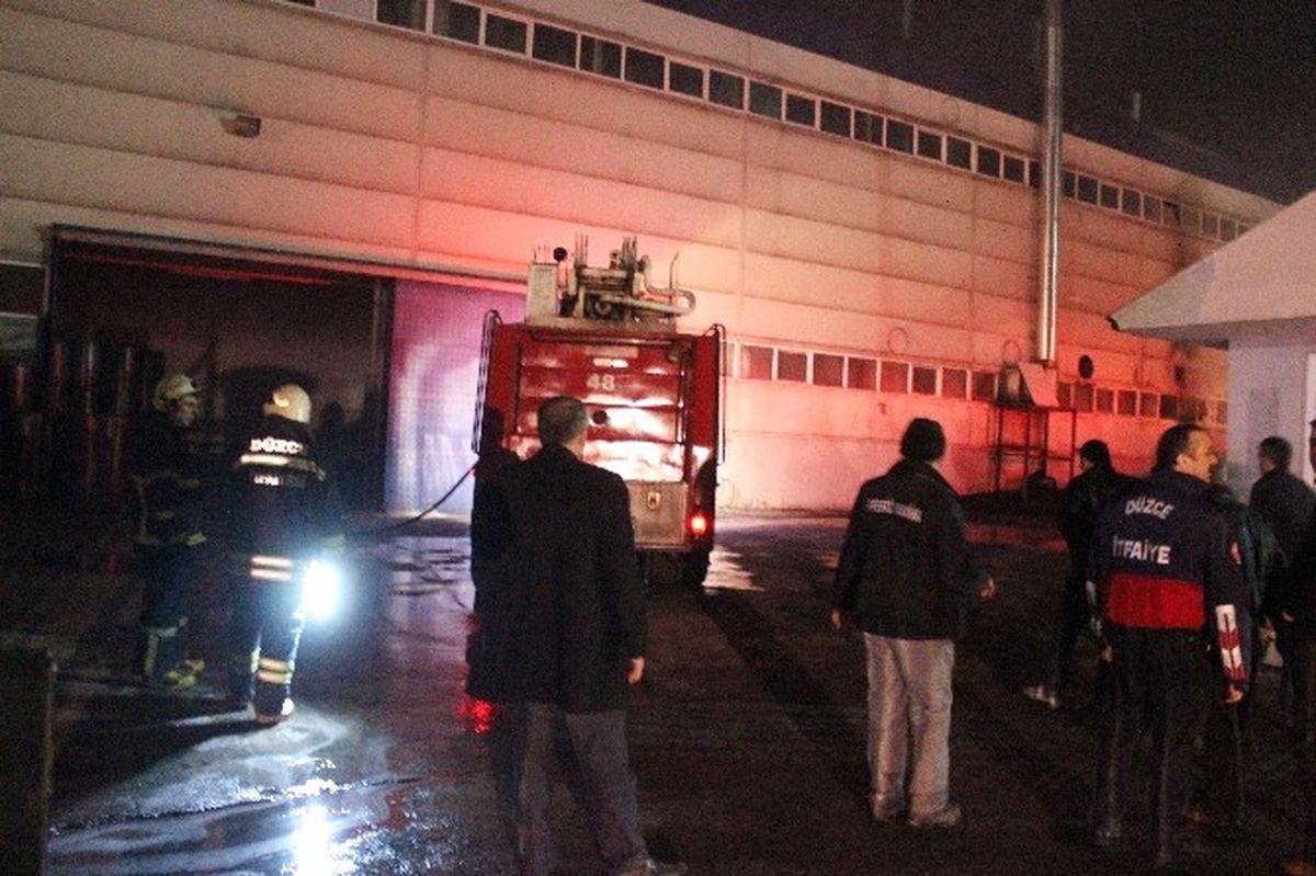 Düzce\'de Fabrika Yangınında 5 Kişi Dumandan Etkilendi