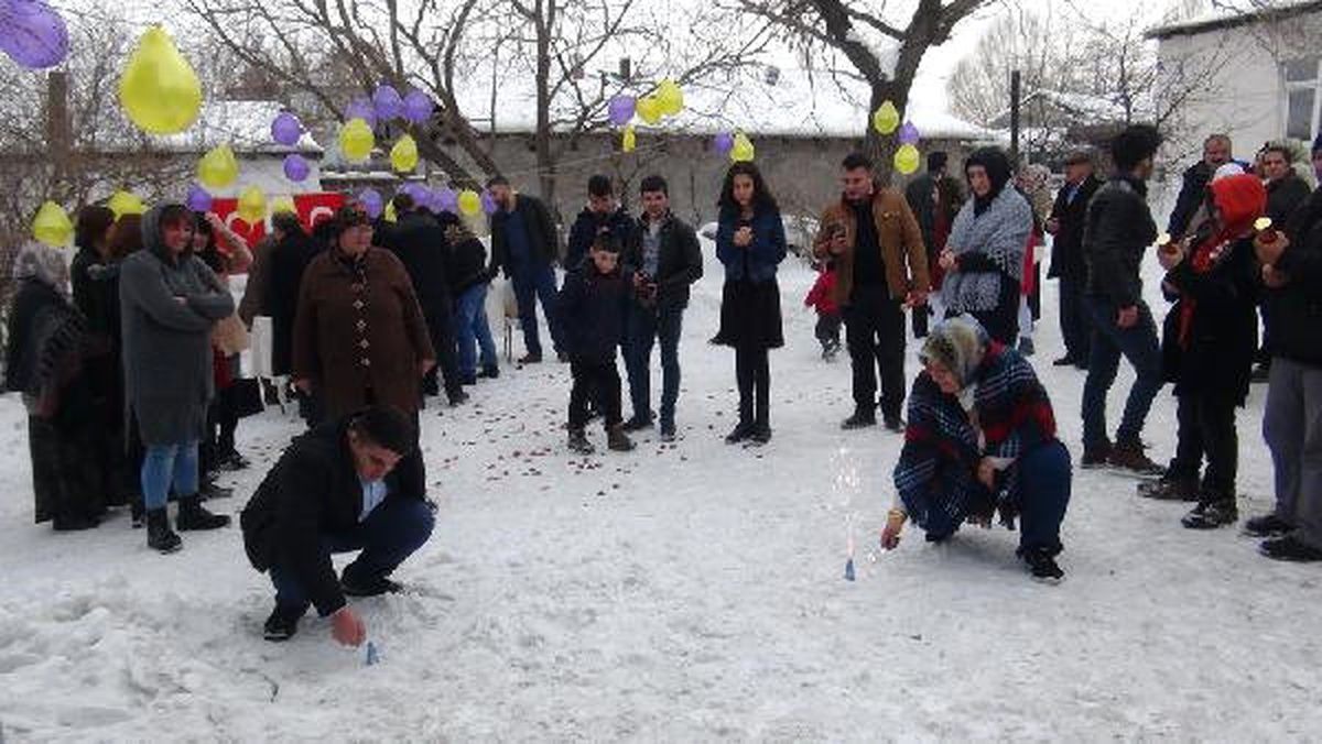 Eksi 15 Derecede Kar Üzerinde Nikah Kıydılar
