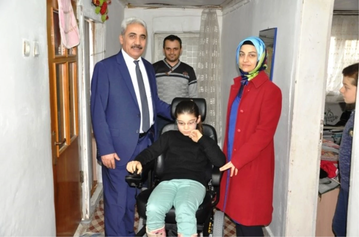Engelli Çocuğun Akülü Sandalye Sevinci