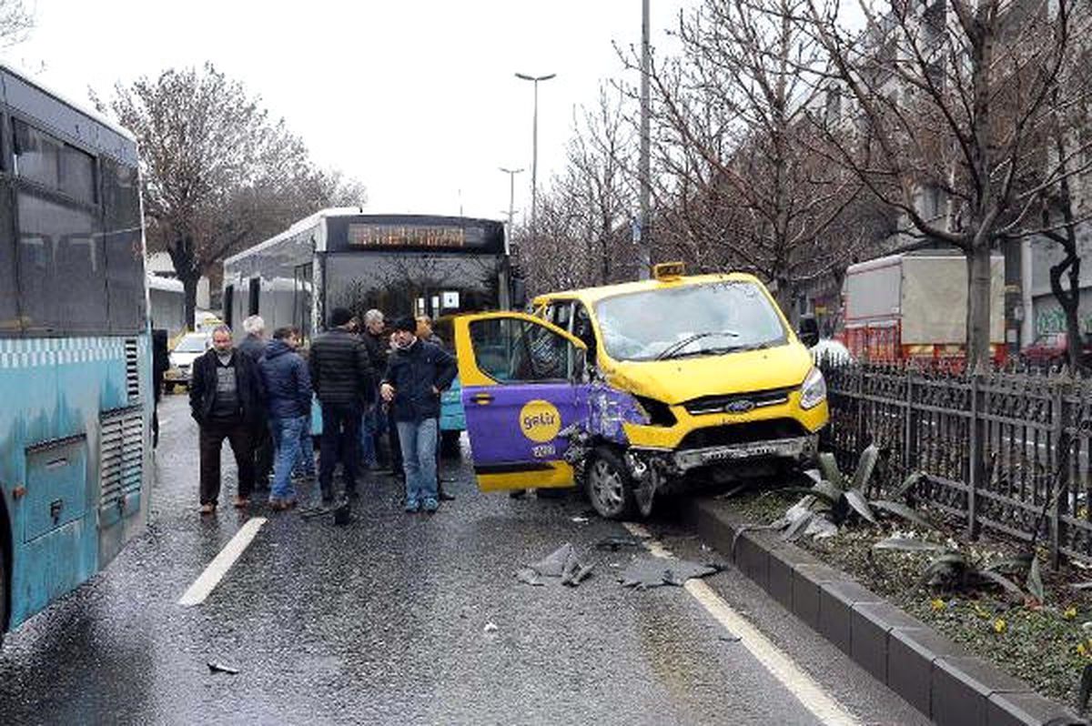 Fatih\'te Özel Halk Otobüsüyle Dolmuş Çarpıştı: 9 Yaralı