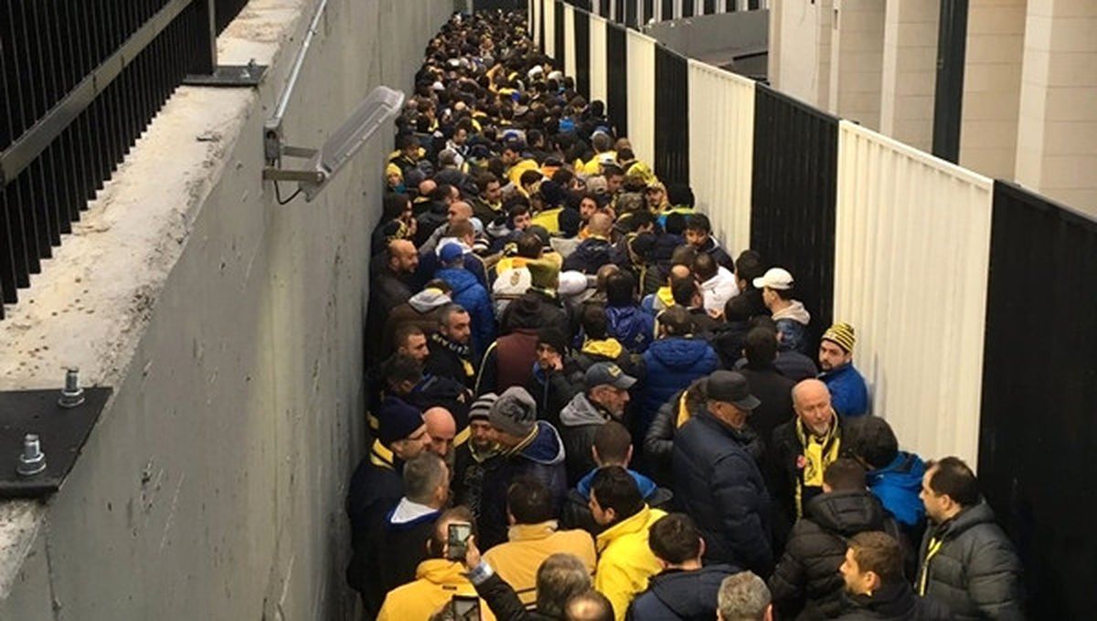 Fenerbahçe Taraftarları Vodafone Arena\'da İsyan Etti