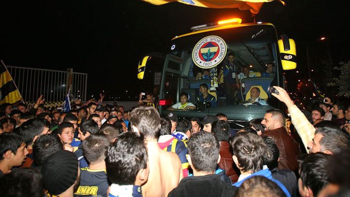 Fenerbahçe\'ye Tesislerde Coşkulu Karşılama