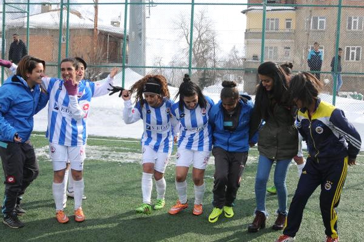 Hakkarili Kızlar 6-1\'lik Galibiyeti Halay Çekerek Kutladı