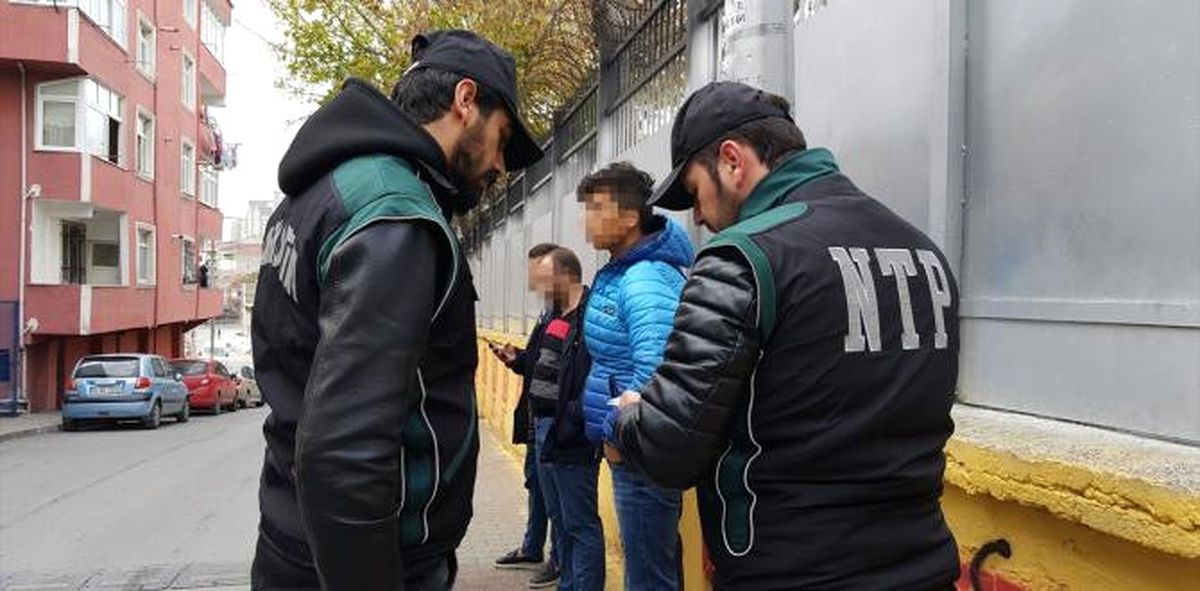 İstanbul\'da Narkotim Ekiplerinden Okul Çevresinde Denetim