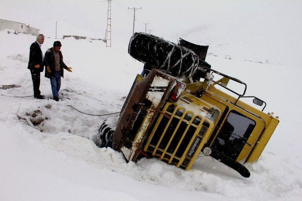 Kapanan Yolu Açmaya Çalışan İş Makinesi Devrildi: 1 Yaralı