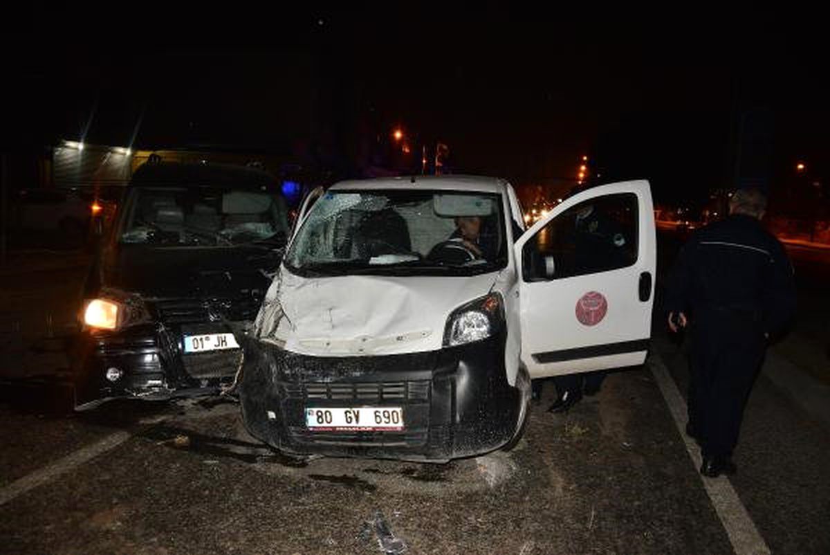 Karşı Şeride Geçip 2 Araca Çarptı: 2 Yaralı