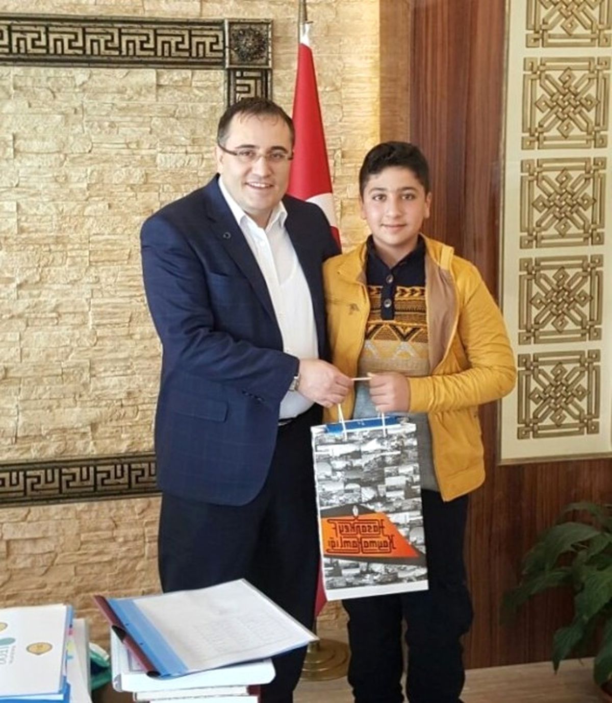 Kaymakam Başarılı Öğrenciyi Ödüllendirdi