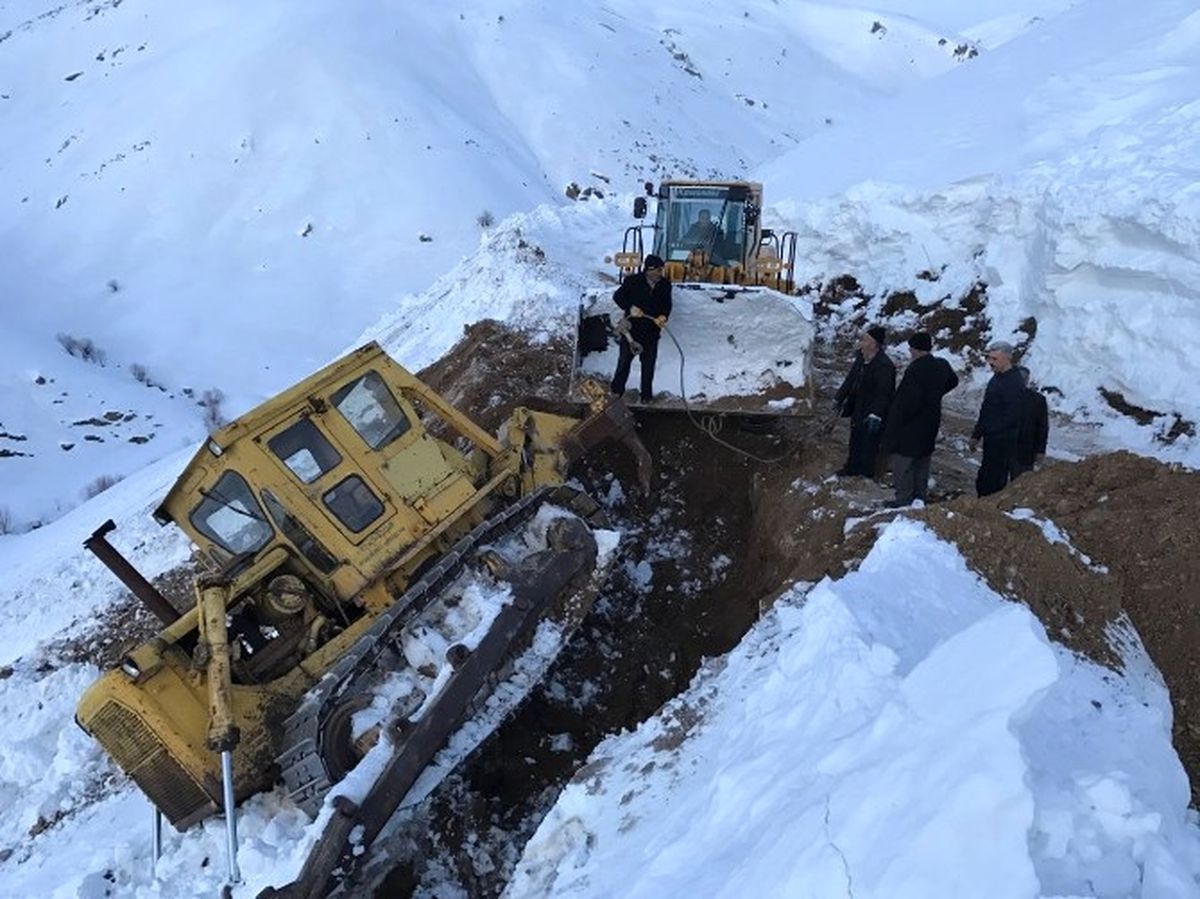 Köy Yolunu Açan Dozer Şarampole Devrildi