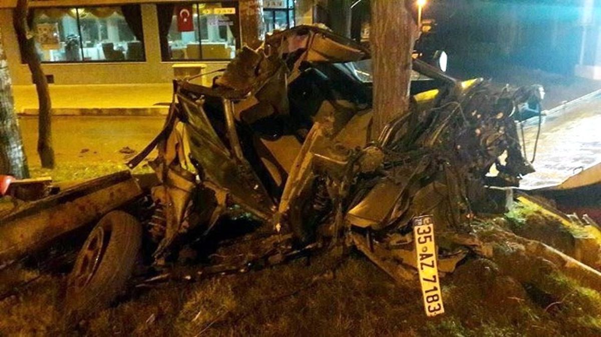 Manisa\'da Otomobil Ağaca Çarptı: 1 Ağır Yaralı