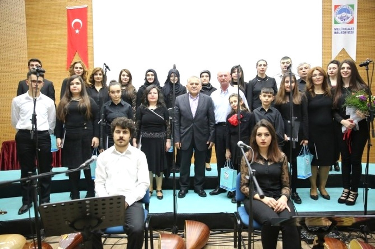 Melikgazi Belediyesi\'nin Türk Halk Müziği Konserine Büyük İlgi