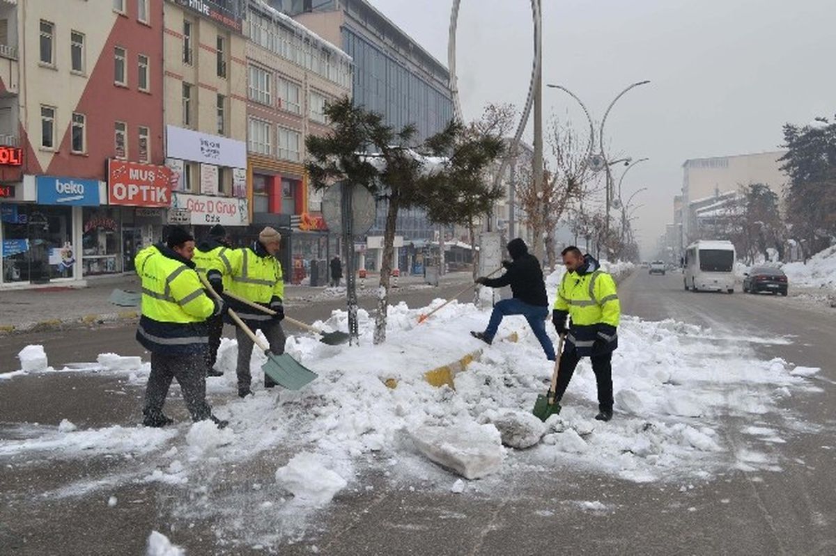 Muş\'ta Kar Taşıma Çalışmaları Devam Ediyor
