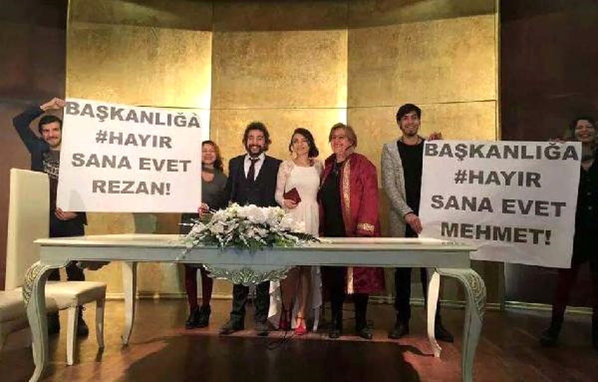 Nikah Masasından Referandum Pankartı