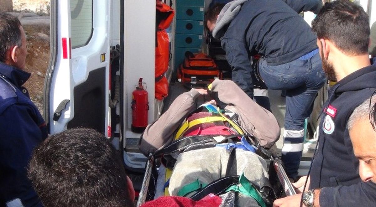 Nusaybin\'de Kum Yığınlarının Altında Kalan İşçi Kurtarıldı
