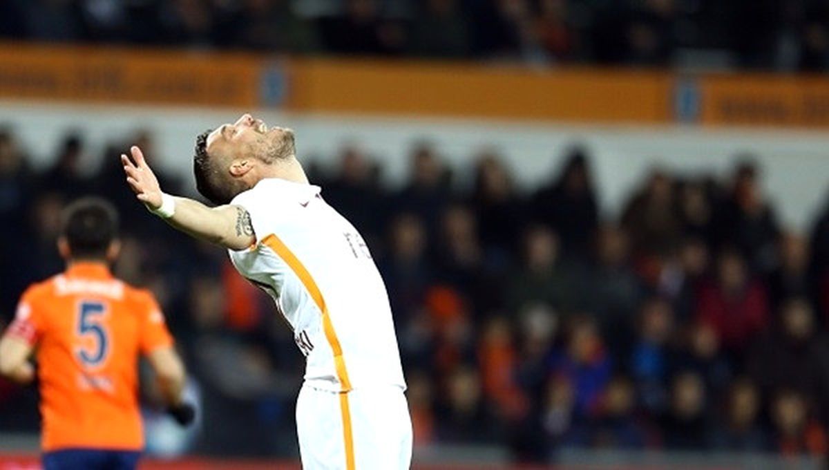 Podolski\'den Twitterda Mete Kalkavan\'a Tepki