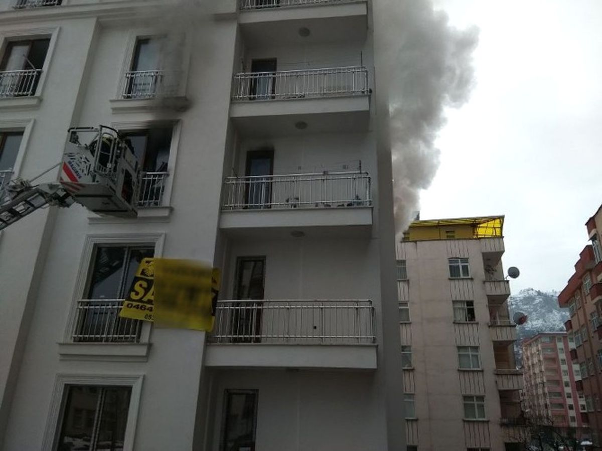 Rize\'de Bir Apartman Dairesinde Çıkan Yangın Paniğe Neden Oldu