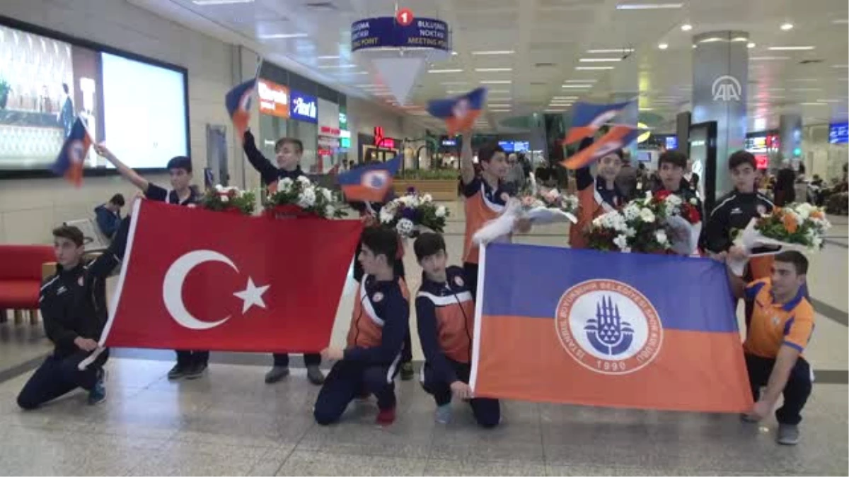 Şampiyon Kros Takımı, Türkiye\'ye Döndü