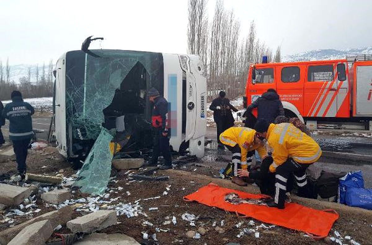 Sivas\'ta Yolcu Otobüsü Devrildi: 1 Ölü, 40 Yaralı