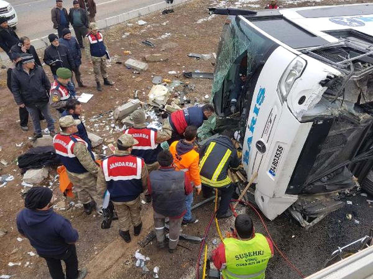 Sivas\'ta Yolcu Otobüsü Devrildi: 1 Ölü, 40 Yaralı (2)