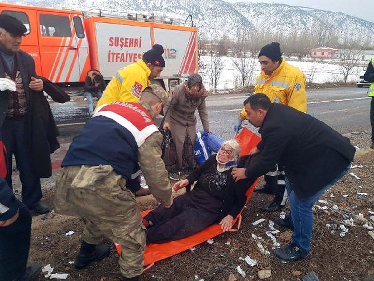 Sivas\'ta Yolcu Otobüsü Devrildi: 1 Ölü, 40 Yaralı