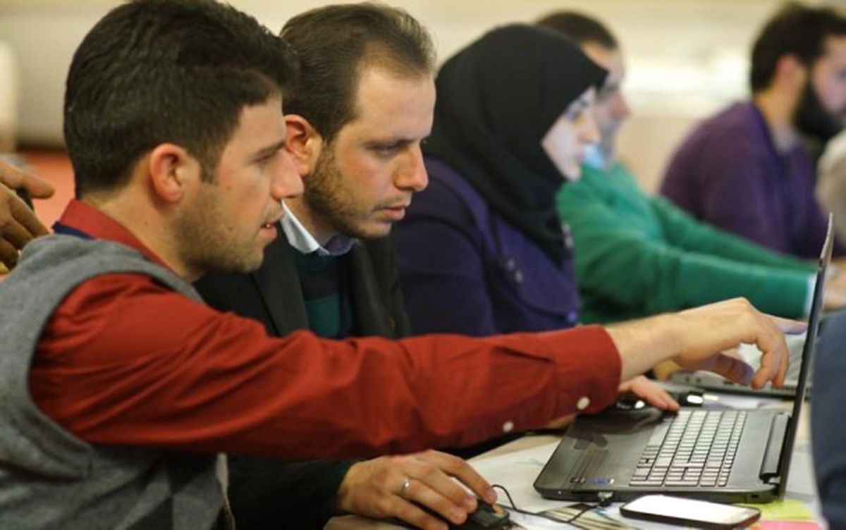 Suriyeliler Uzaktan Eğitimle Diploma Aldı