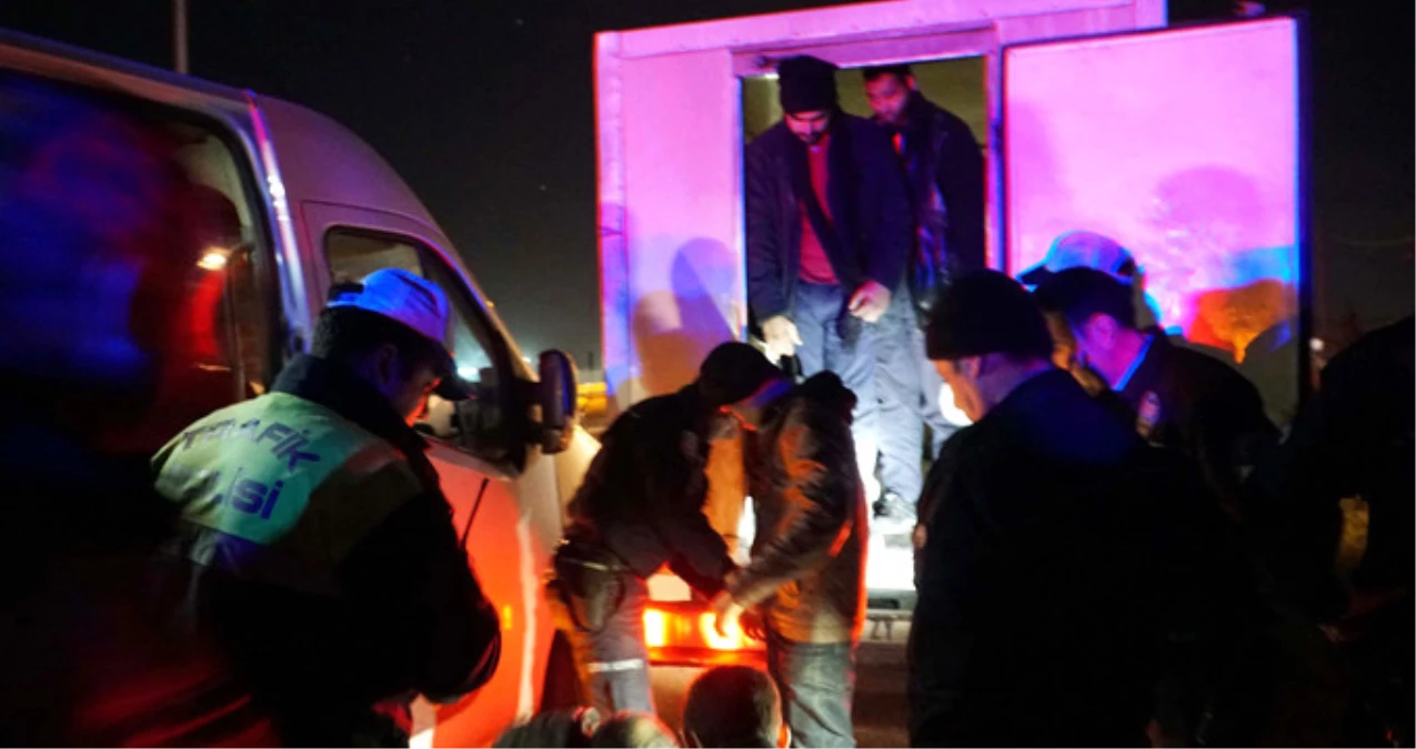 Tekirdağ\'da Çalıntı Aracın İçinden 25 Kaçak Göçmen Çıktı