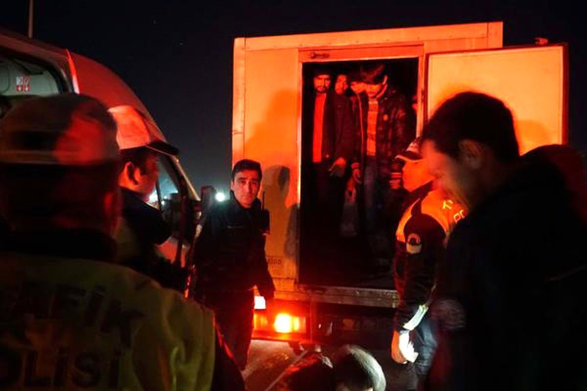 Tekirdağ\'da Çalıntı Kamyonetten 25 Kaçak Çıktı