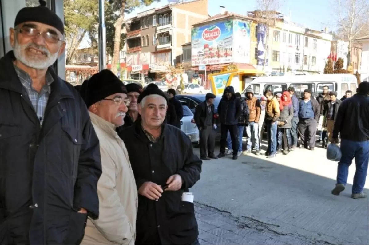 TOKİ Konutlarına Kayıt Yaptırmak İsteyen Vatandaşlar Uzun Kuyruklar Oluşturdu