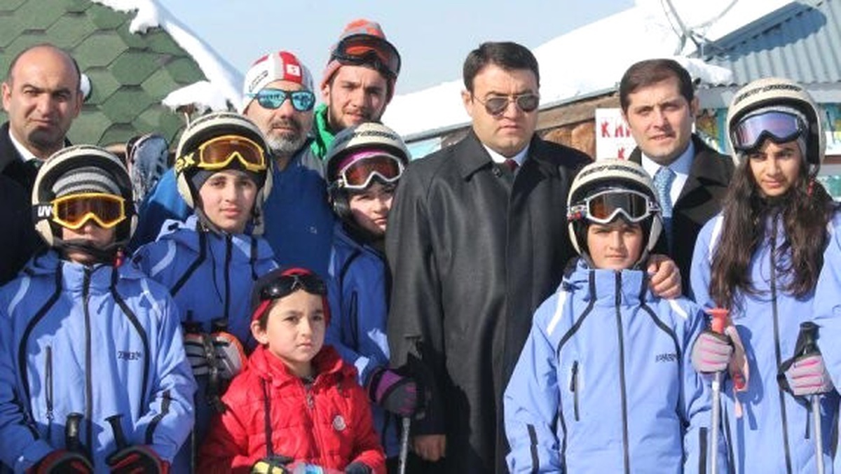 Tutaklı Öğrencilere Kayak Malzemesi Desteği
