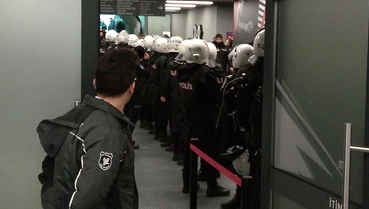 Vodafone Arena\'da Polis Koridoru
